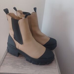 A New Day Chunky Heel Chelsea Boots Sz 8